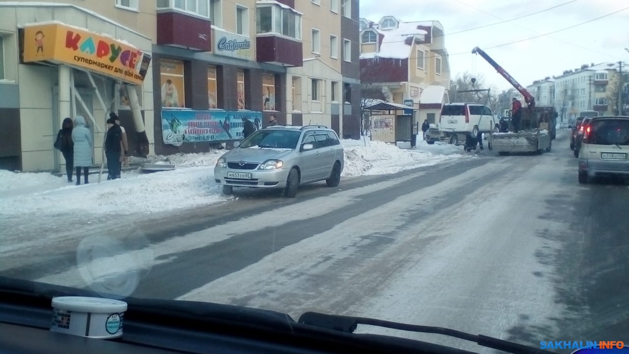 Неизвестный автомобилист снес опору вывески магазина в Холмске и едва не  въехал в остановку. Сахалин.Инфо