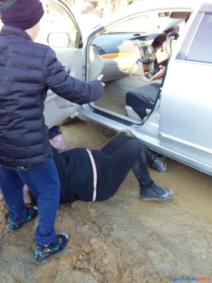 В Южно-Сахалинске две фирмы такси отказались подвезти женщину, упавшую в  грязь из-за приступа астмы. Сахалин.Инфо