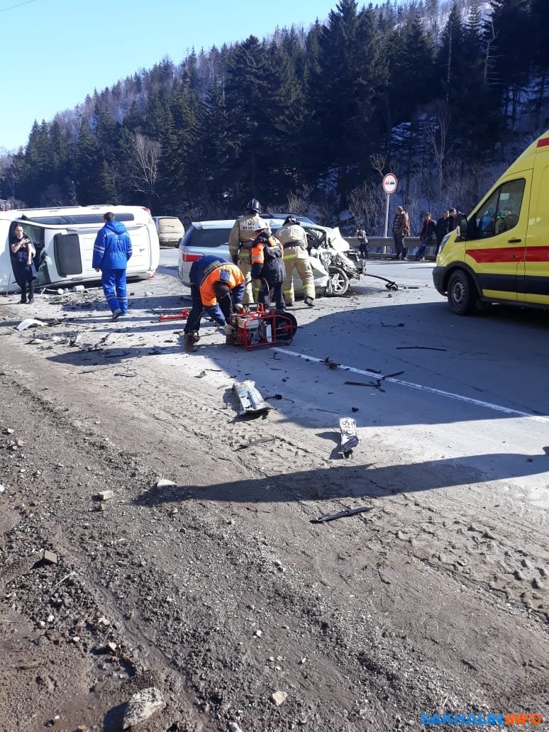 Один сахалинец погиб и двое серьезно пострадали в ДТП на Холмском перевале.  Сахалин.Инфо