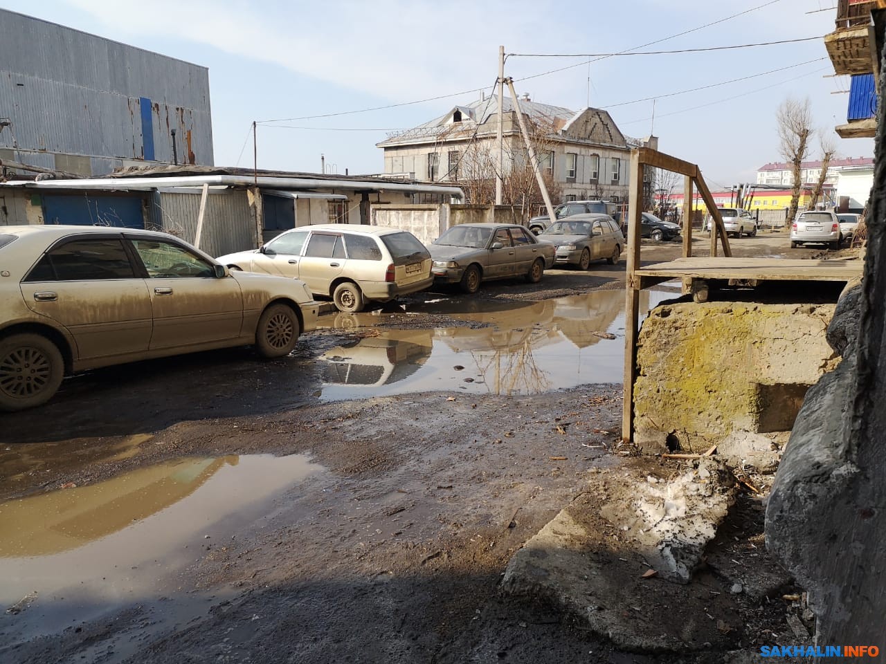 Жильцы одного из домов по улице Советской в Холмске мечтают о скорейшем  возвращении зимы. Сахалин.Инфо