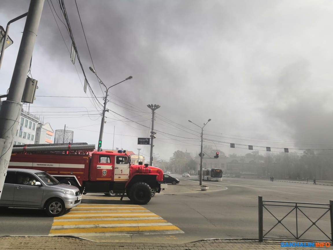 Пожар на территории железнодорожного вокзала напугал южносахалинцев.  Сахалин.Инфо