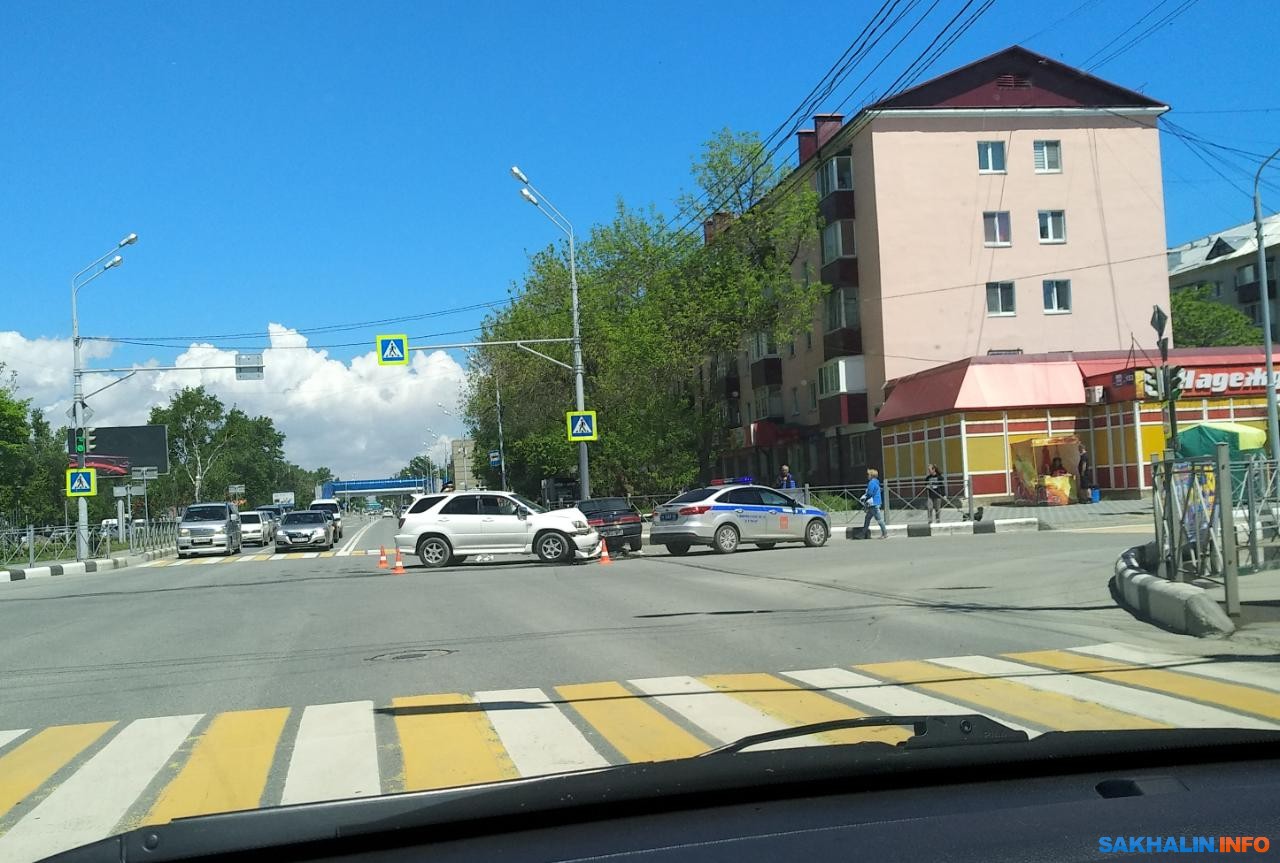 На перекрестке Мира — Поповича в Южно-Сахалинске не поделили дорогу два авто.  Сахалин.Инфо