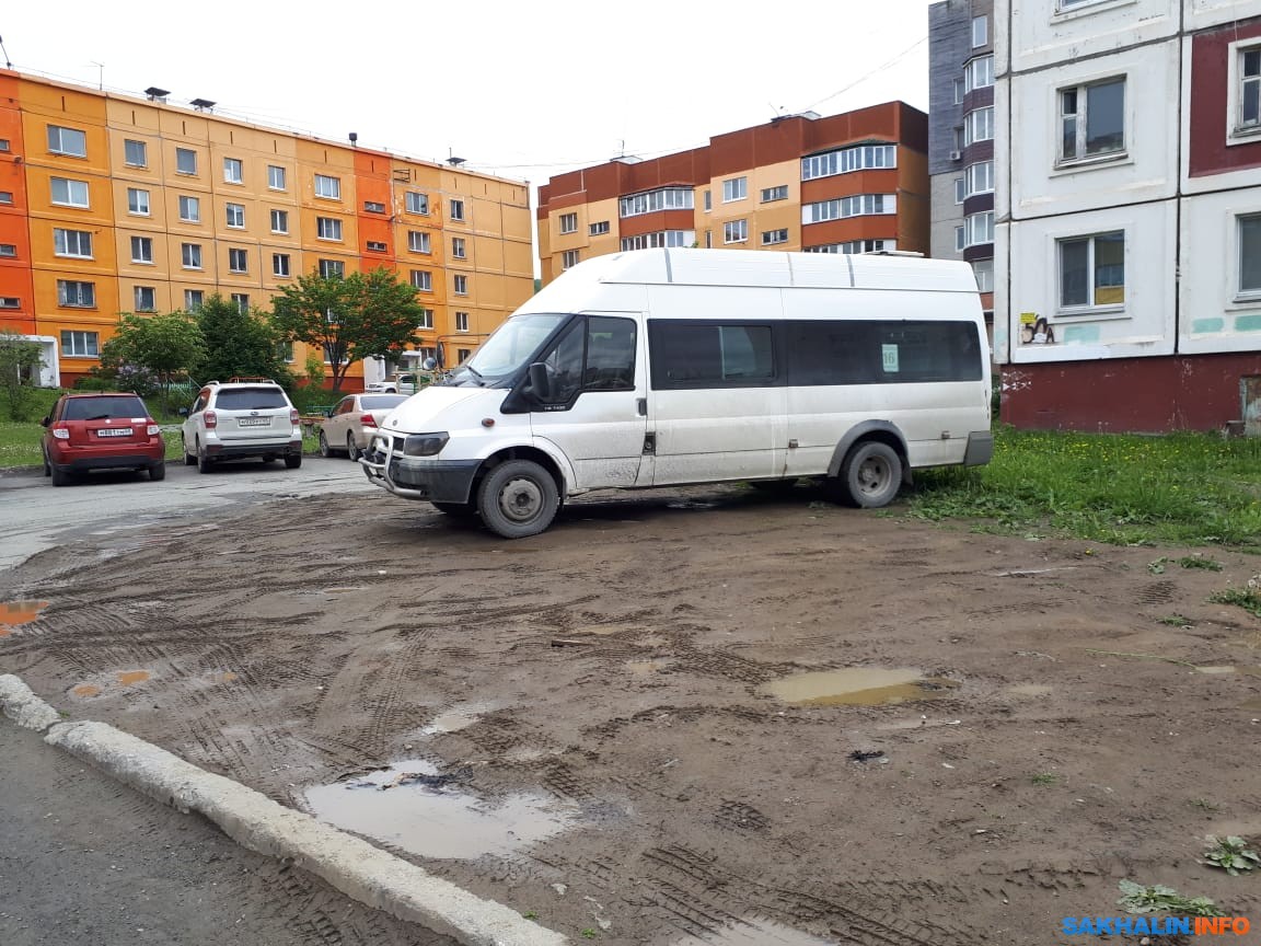 Водитель, паркующий маршрутку на газоне дома по улице Горького, раздражает  южносахалинцев. Сахалин.Инфо