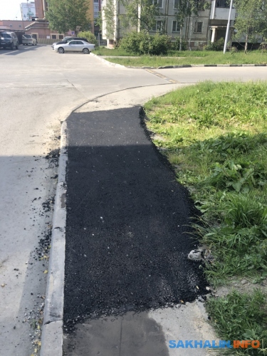 После новости ямы заделали. Подремонтировали также и тротуар. 