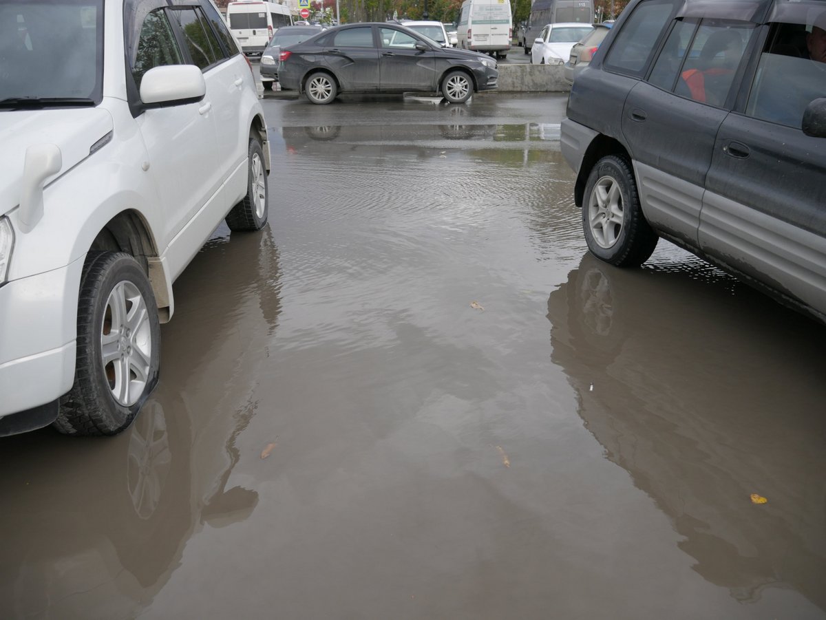 Плохая ливневка в Южно-Сахалинске заставила дедушку отводить воду куском  арматуры. Сахалин.Инфо