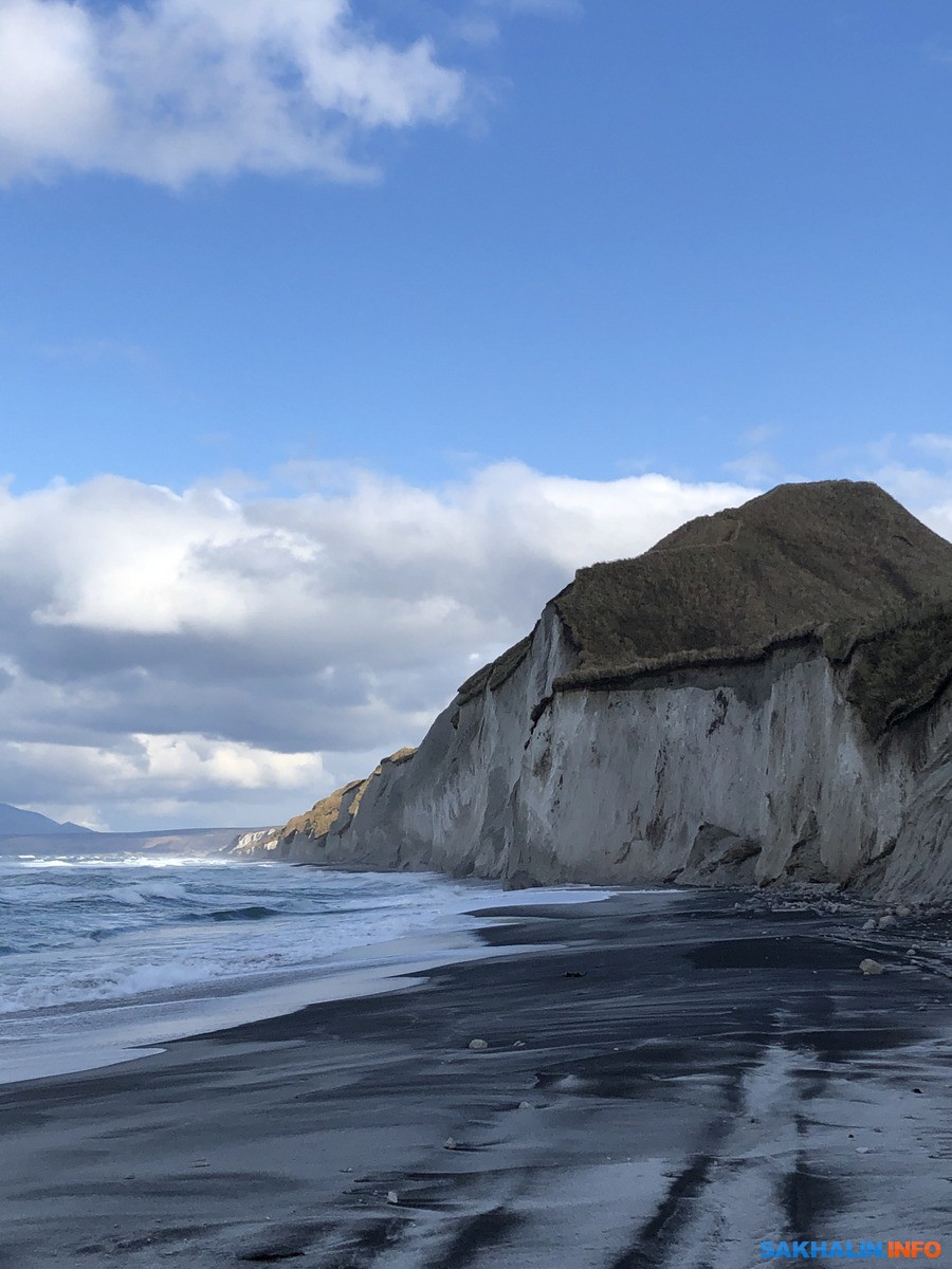 Курилы остров итуруп. Итуруп в октябре. Острова итуруп кунашир шикотан. Сахалин остров итуруп. Белые скалы острова итуруп.