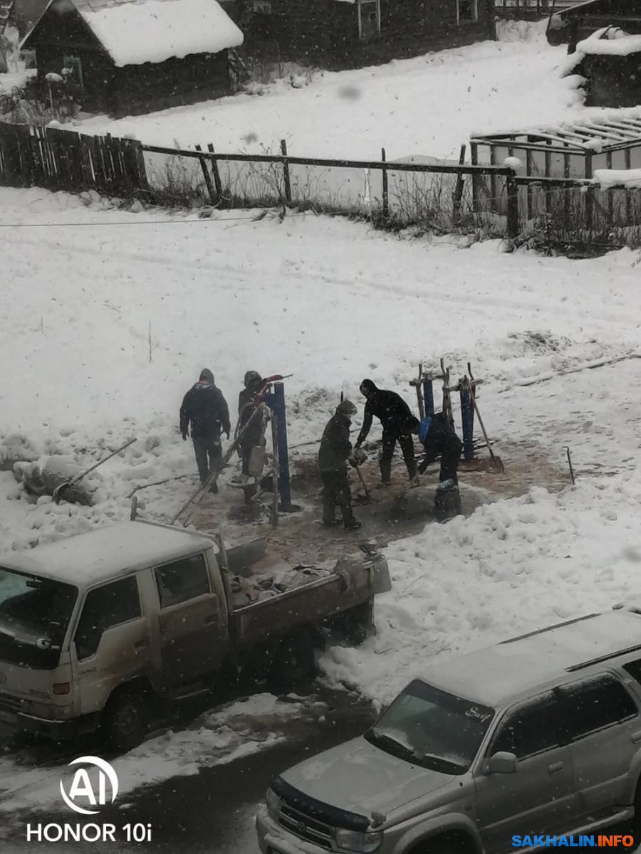 После асфальта в Тымовском решили положить в снег еще и детскую площадку.  Сахалин.Инфо