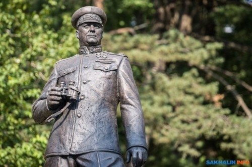 Памятник маршалу Василевскому в Южно-Сахалинске