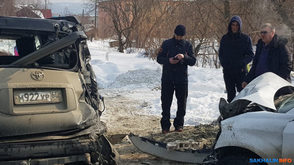 Три машины побились и пролили немного человеческой крови на въезде в  Долинск. Сахалин.Инфо