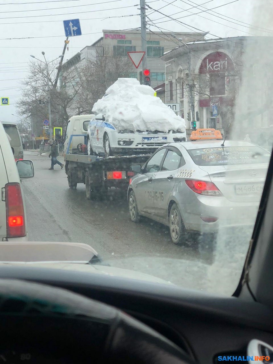 Заснеженный полицейский 