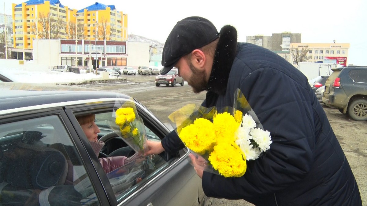 Холмским автолюбительницам подарили хризантемы и весеннее настроение.  Сахалин.Инфо