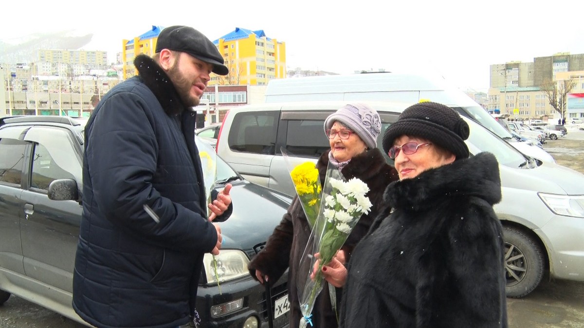 Холмским автолюбительницам подарили хризантемы и весеннее настроение.  Сахалин.Инфо