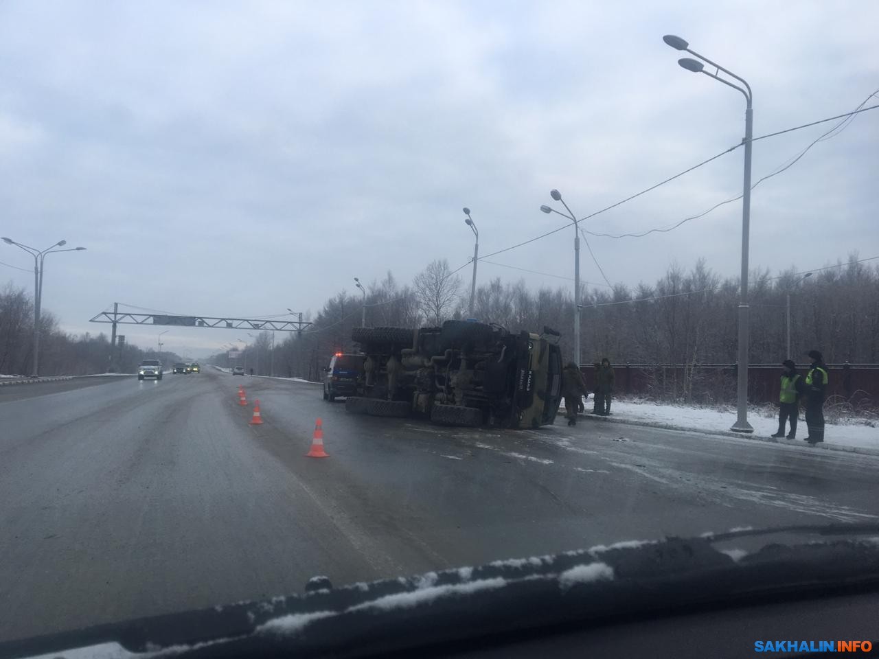 На въезде в Южно-Сахалинск опрокинулся военный КамАЗ. Сахалин.Инфо