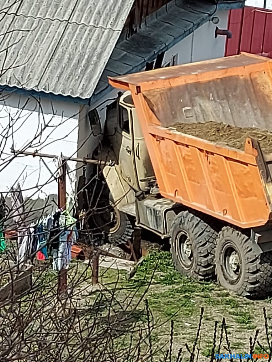 В Корсакове у большегруза отказали тормоза, и он врезался в дом.  Сахалин.Инфо