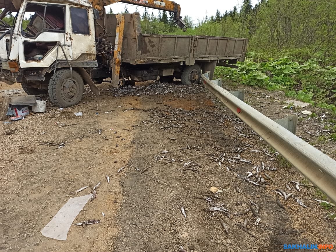 На севере Сахалина после ДТП с кран-балкой дорога пахнет огурцами.  Сахалин.Инфо