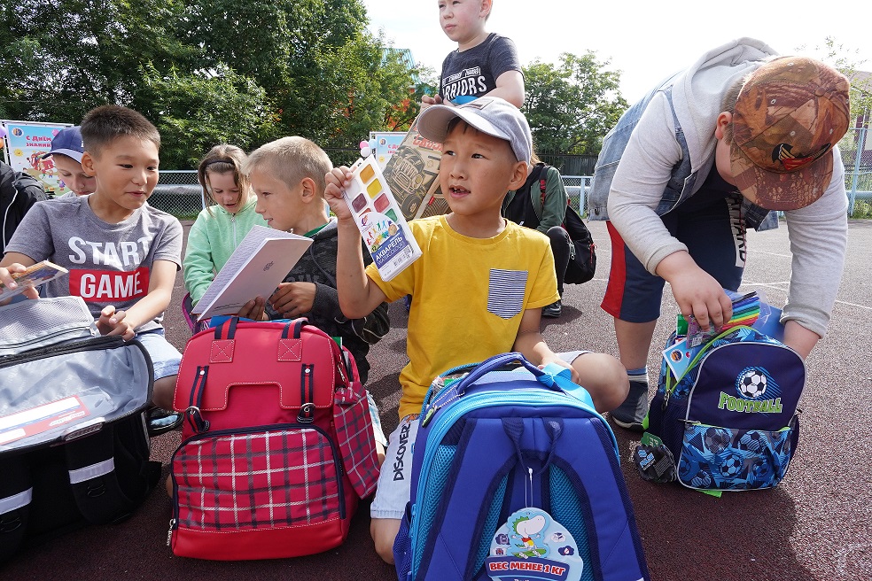 Видео собираем в школу. Ребенок с портфелем. Школьник с рюкзаком. Собираемся в школу. Школьник с портфелем.