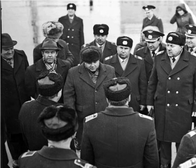 Встреча экипажа Ил-62. В центре — председатель облисполкома И. П. Куропатко, 11 ноября 1986 года. Его именем назван авиалайнер авиакомпании САТ и улица в районе аэропорта