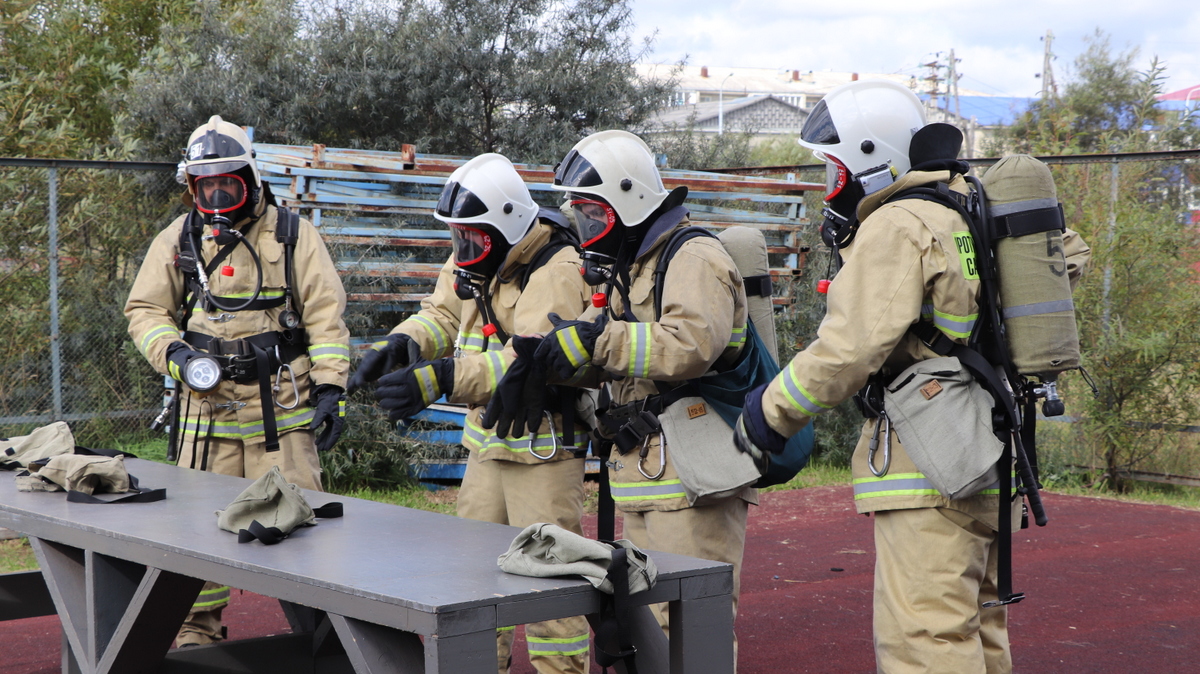 Сахалинские пожарные поборолись за звание лучшего газодымозащитного звена.  Сахалин.Инфо