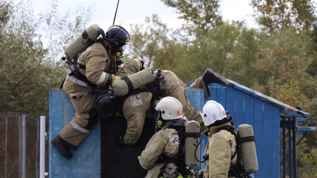 Сахалинские пожарные поборолись за звание лучшего газодымозащитного звена.  Сахалин.Инфо