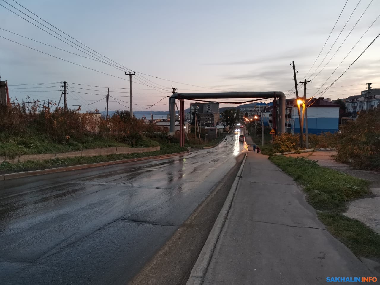 Вопрос по отведению ручья от дороги по Школьной в Холмске до сих пор не  решен. Сахалин.Инфо