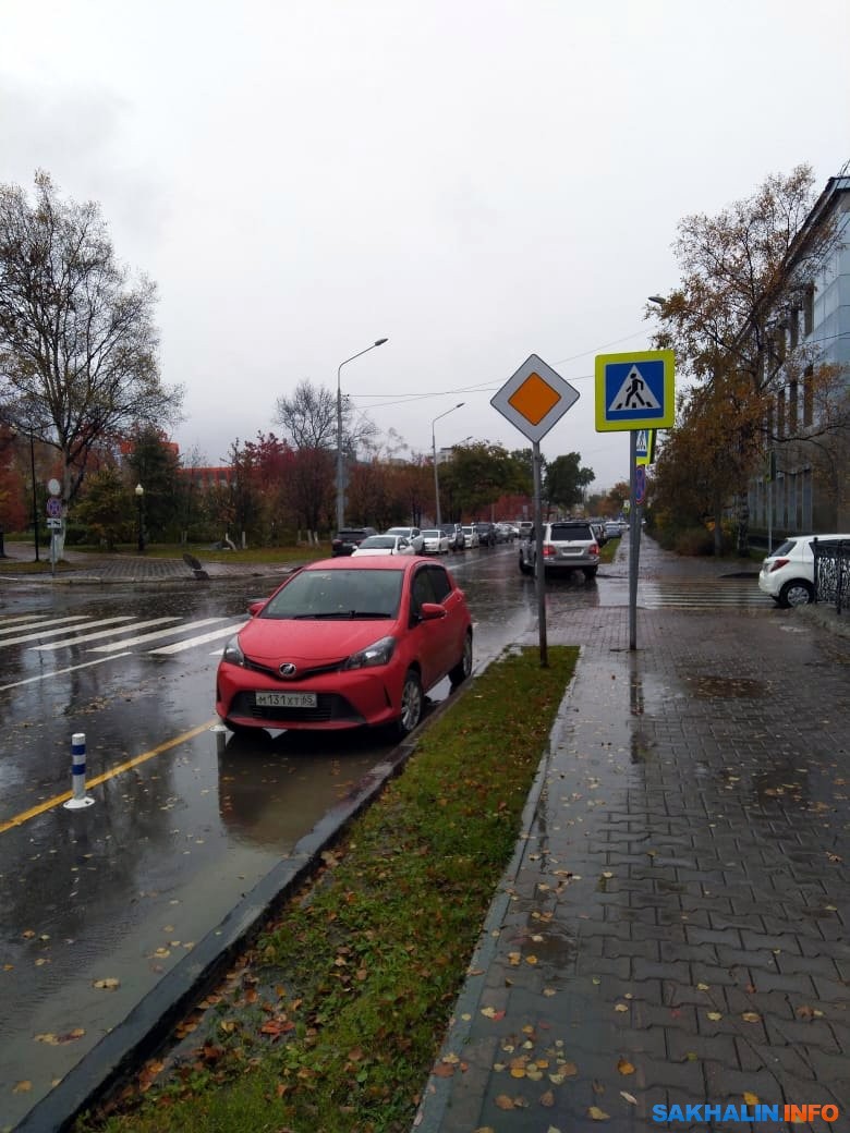 Столбики не спасли Южно-Сахалинск от парковки перед пешеходными переходами.  Сахалин.Инфо