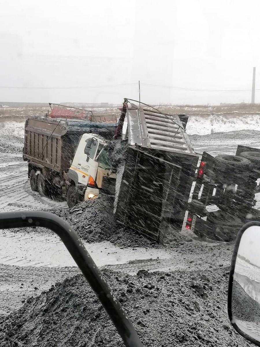 Водителя самосвала раздавило в кабине в Углегорском районе. Сахалин.Инфо