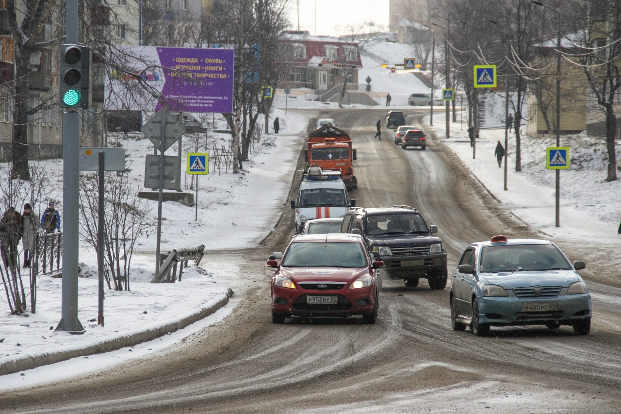 Корсаковская администрация разъясняет водителям правила проезда перекрестков.  Сахалин.Инфо