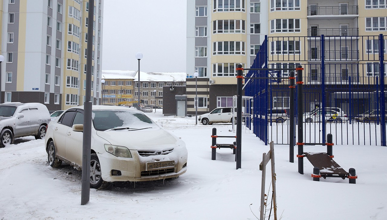 Парковка зимой. Парковка на газоне зимой. Парковка на участке зимой. Нарушение парковки зимой. Зимняя парковка перед офисами.