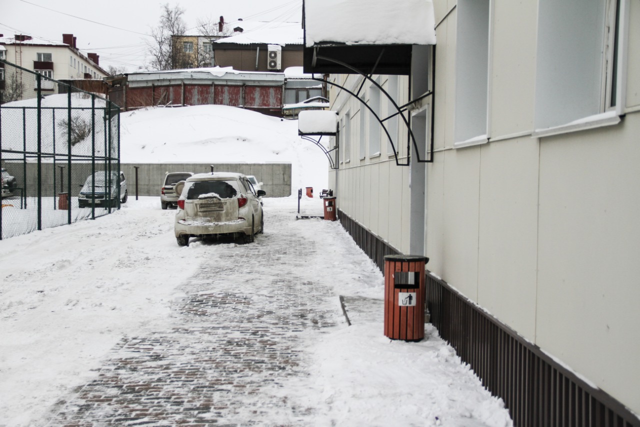 Парковка у забора частного дома