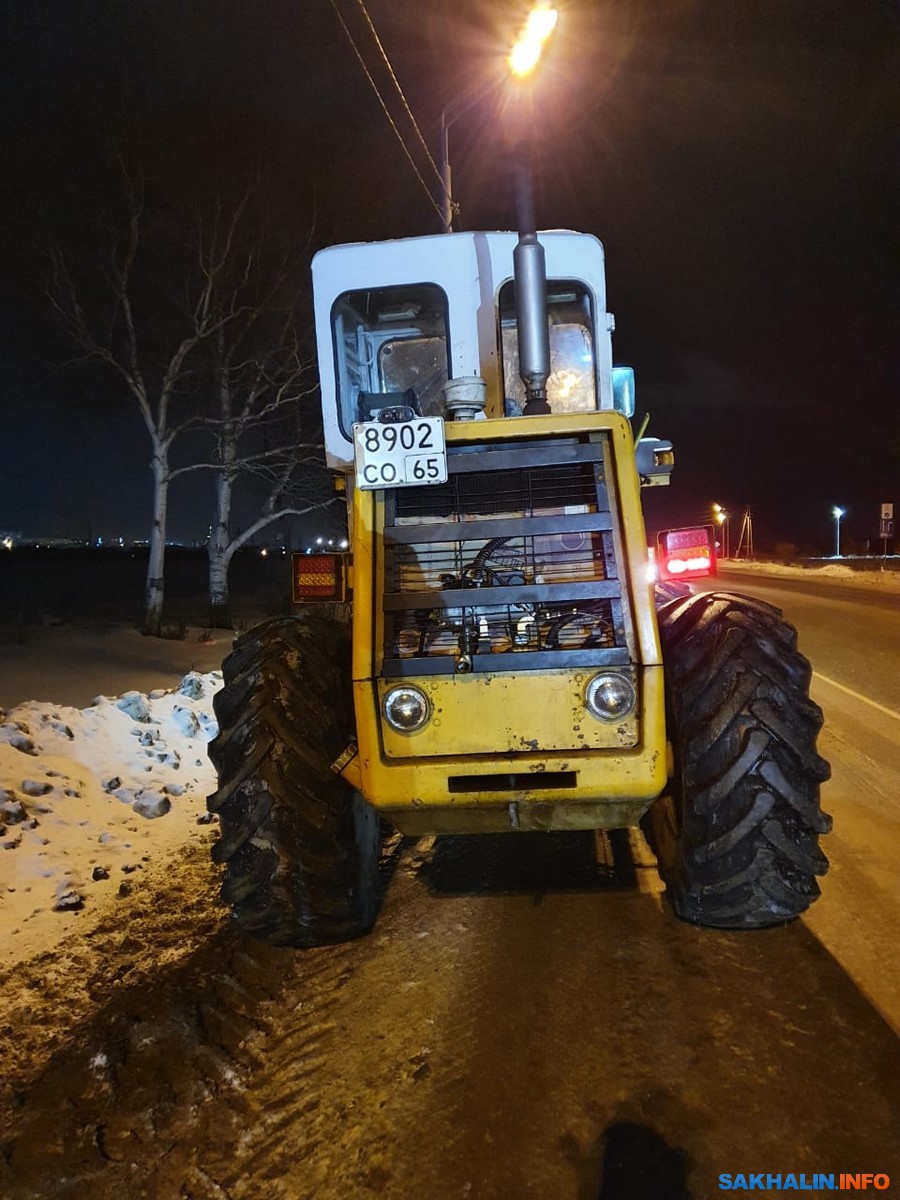 Ночная авария с трактором в Южно-Сахалинске отправила двух человек в  больницу. Сахалин.Инфо