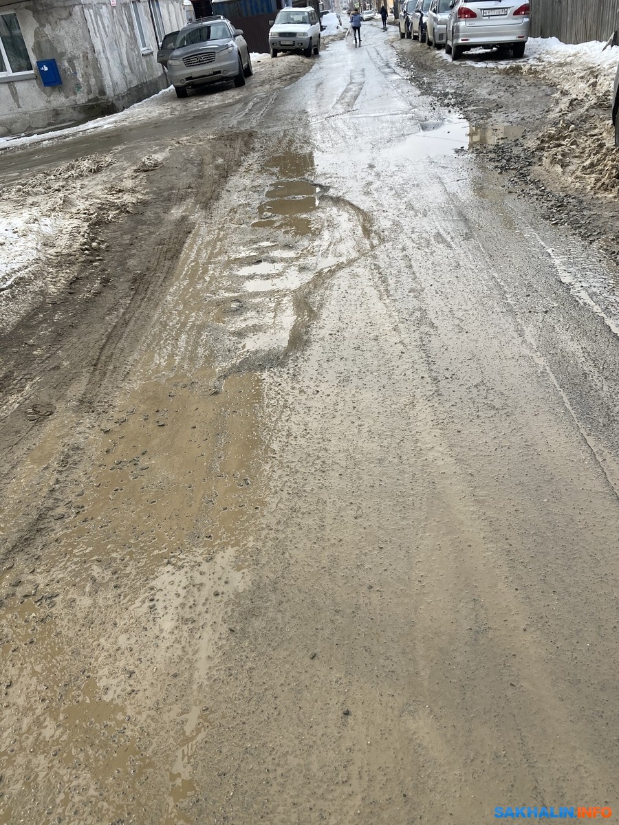 Во дворе по улице Фабричной в Южно-Сахалинске грязь будет засыпана щебнем  до весны. Сахалин.Инфо