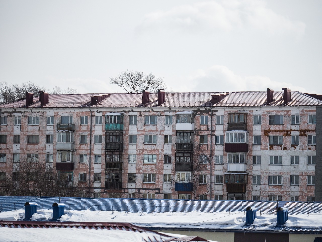 Крыши домов в Корсакове продолжают чистить от снега и наледи. Сахалин.Инфо