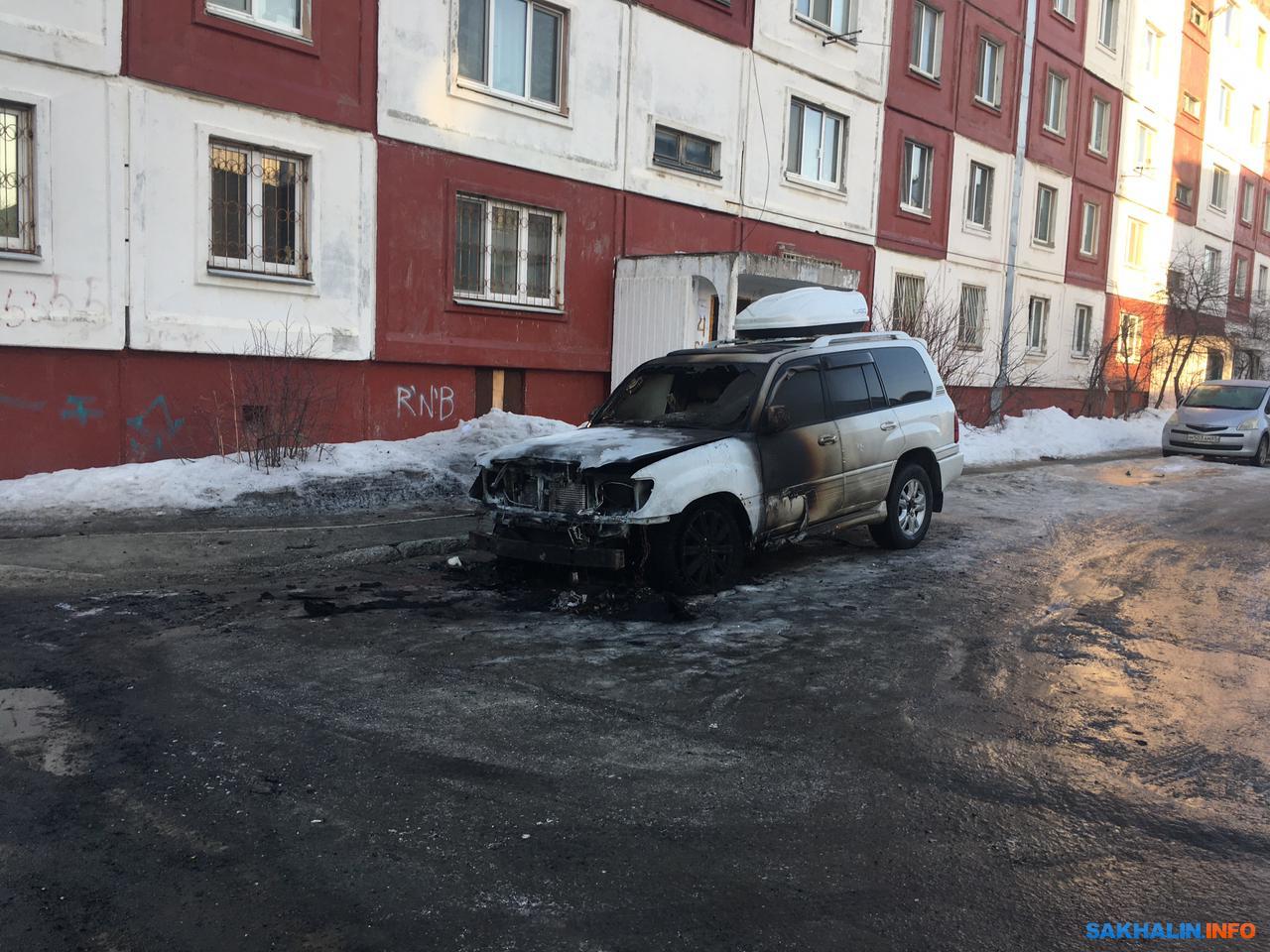 Ночью в районе гинекологии в Южно-Сахалинске сгорел автомобиль. Сахалин.Инфо