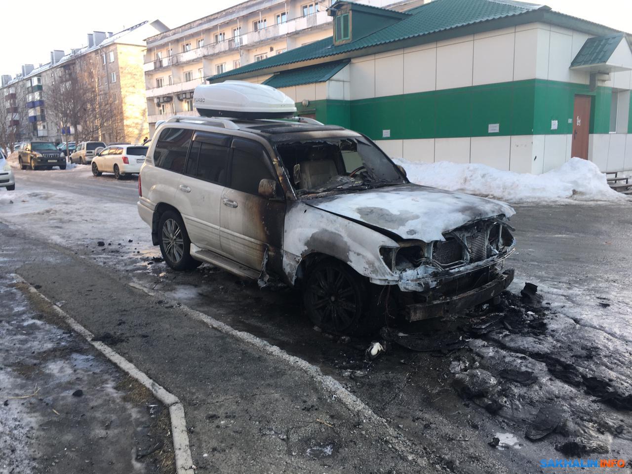 Ночью в районе гинекологии в Южно-Сахалинске сгорел автомобиль. Сахалин.Инфо