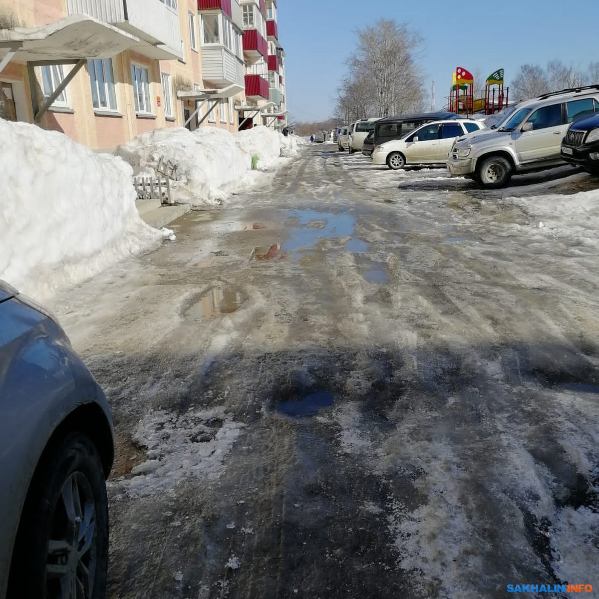 Жители двора в Долинске все еще страдают от последствий февральской метели.  Сахалин.Инфо