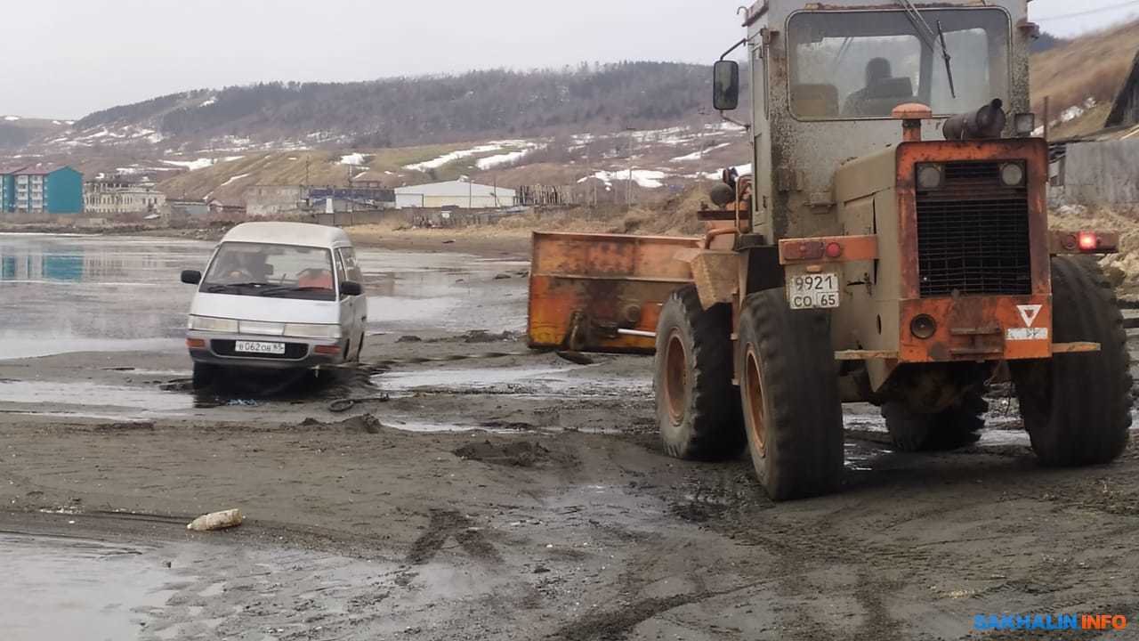 В Холмском районе море засасывает машину, подъехавшую слишком близко к воде.  Сахалин.Инфо