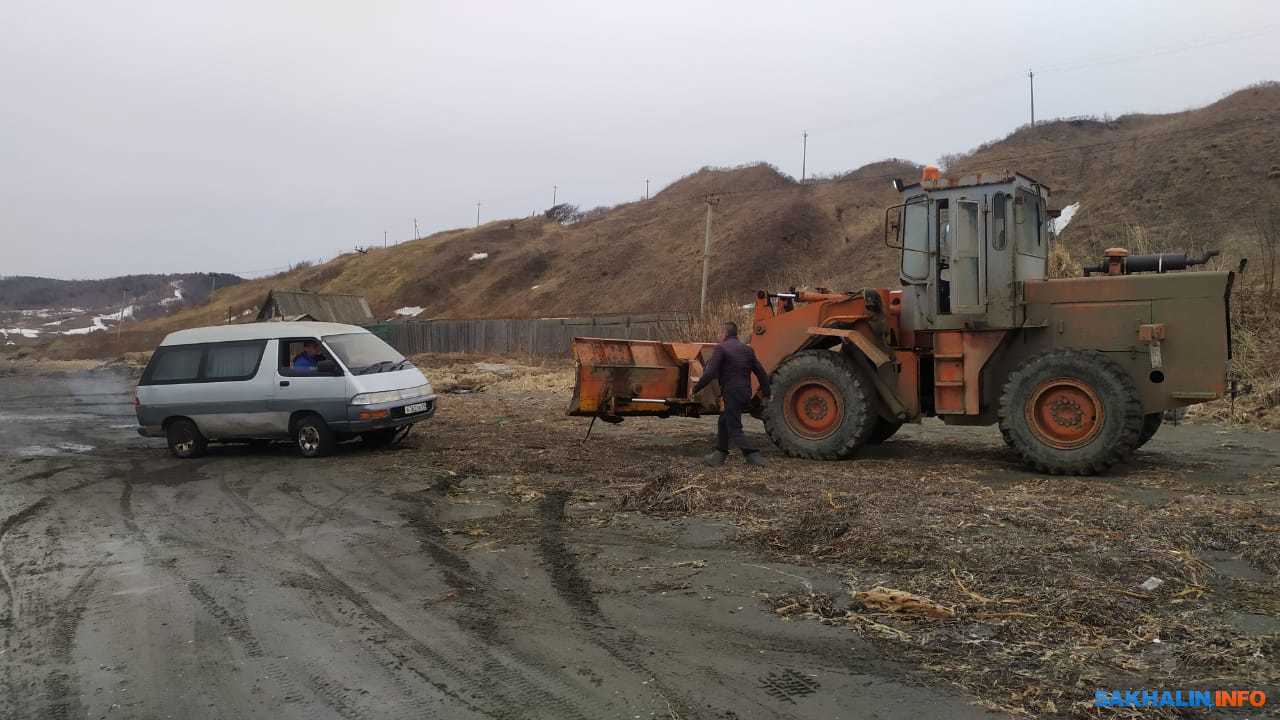 В Холмском районе море засасывает машину, подъехавшую слишком близко к воде.  Сахалин.Инфо