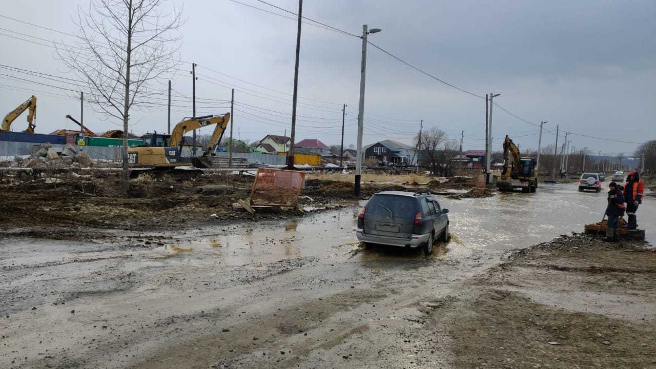 В Южно-Сахалинске образовался водоем на Памятной. Сахалин.Инфо