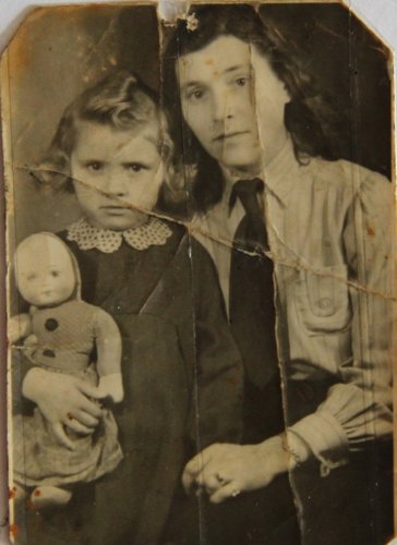 Валентина с приемной матерью, 1947 год