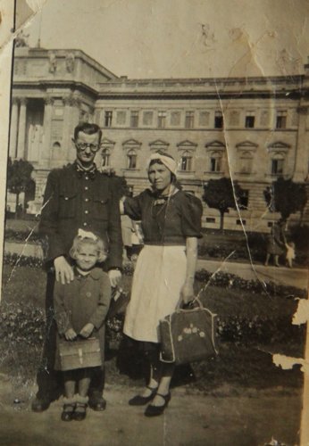 Семья Фигель в 40-е: Иоган, Мария и их русская дочь Валя