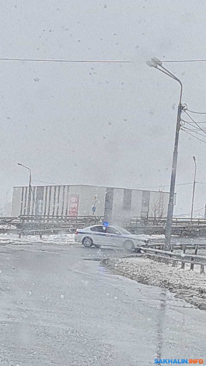 Деревья и столбы попадали на Сахалине во время снежного циклона.  Сахалин.Инфо