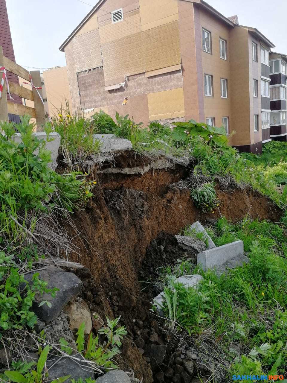 Трехэтажка по улице Ливадных в Холмске может сползти в овраг. Сахалин.Инфо