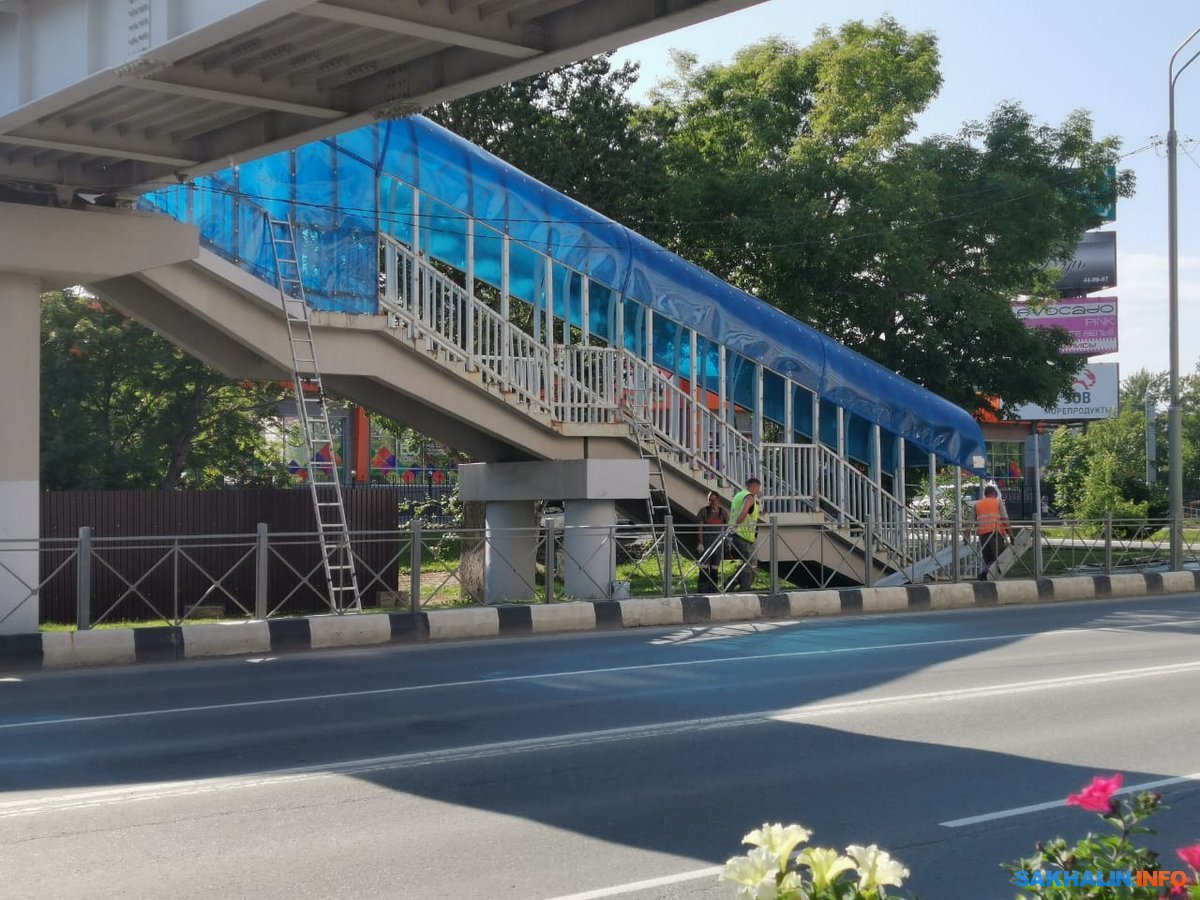 В Южно-Сахалинске начали снимать крышу с надземного пешеходного перехода.  Сахалин.Инфо