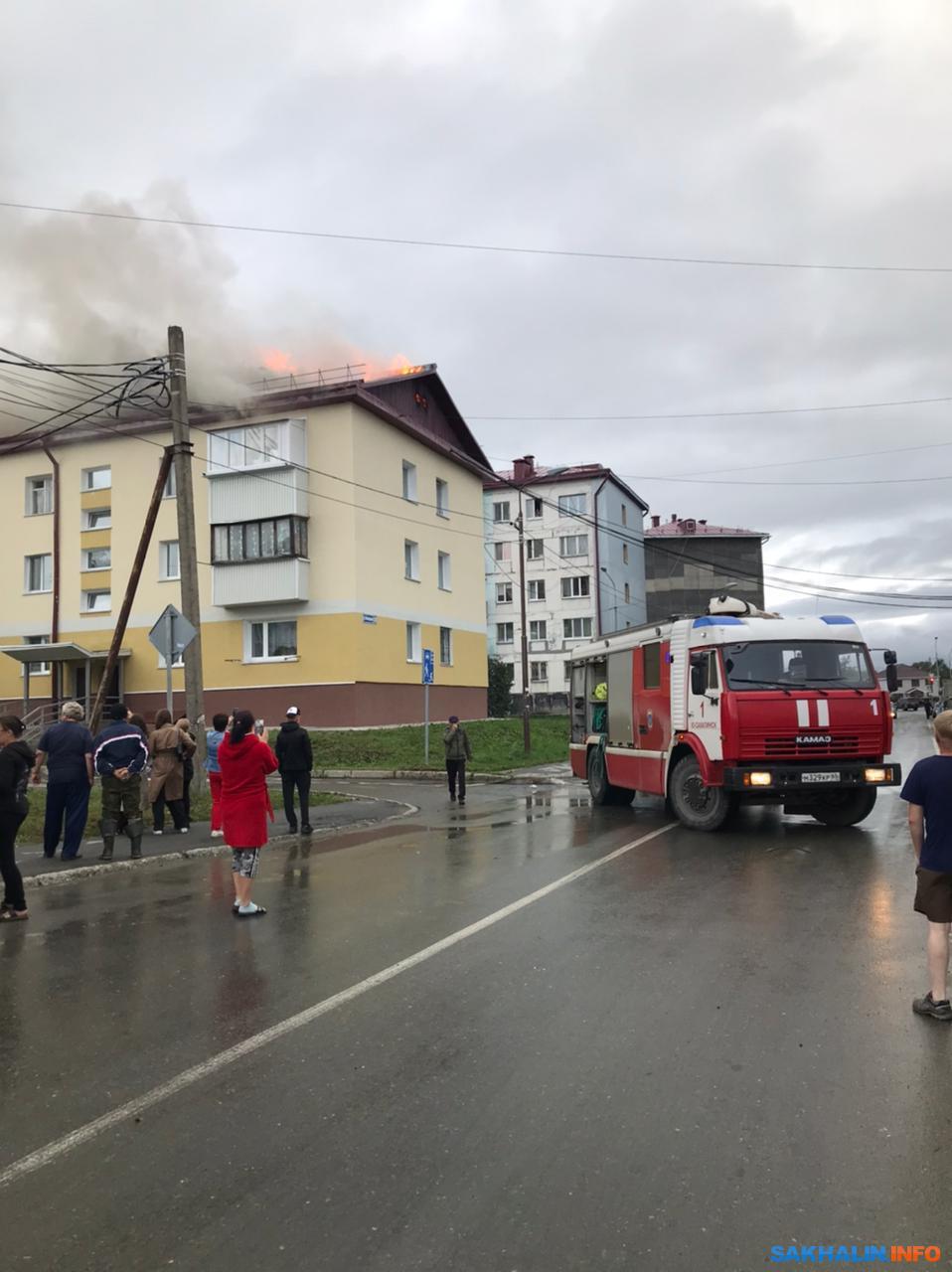 Крыша жилого дома полыхает в Луговом. Сахалин.Инфо