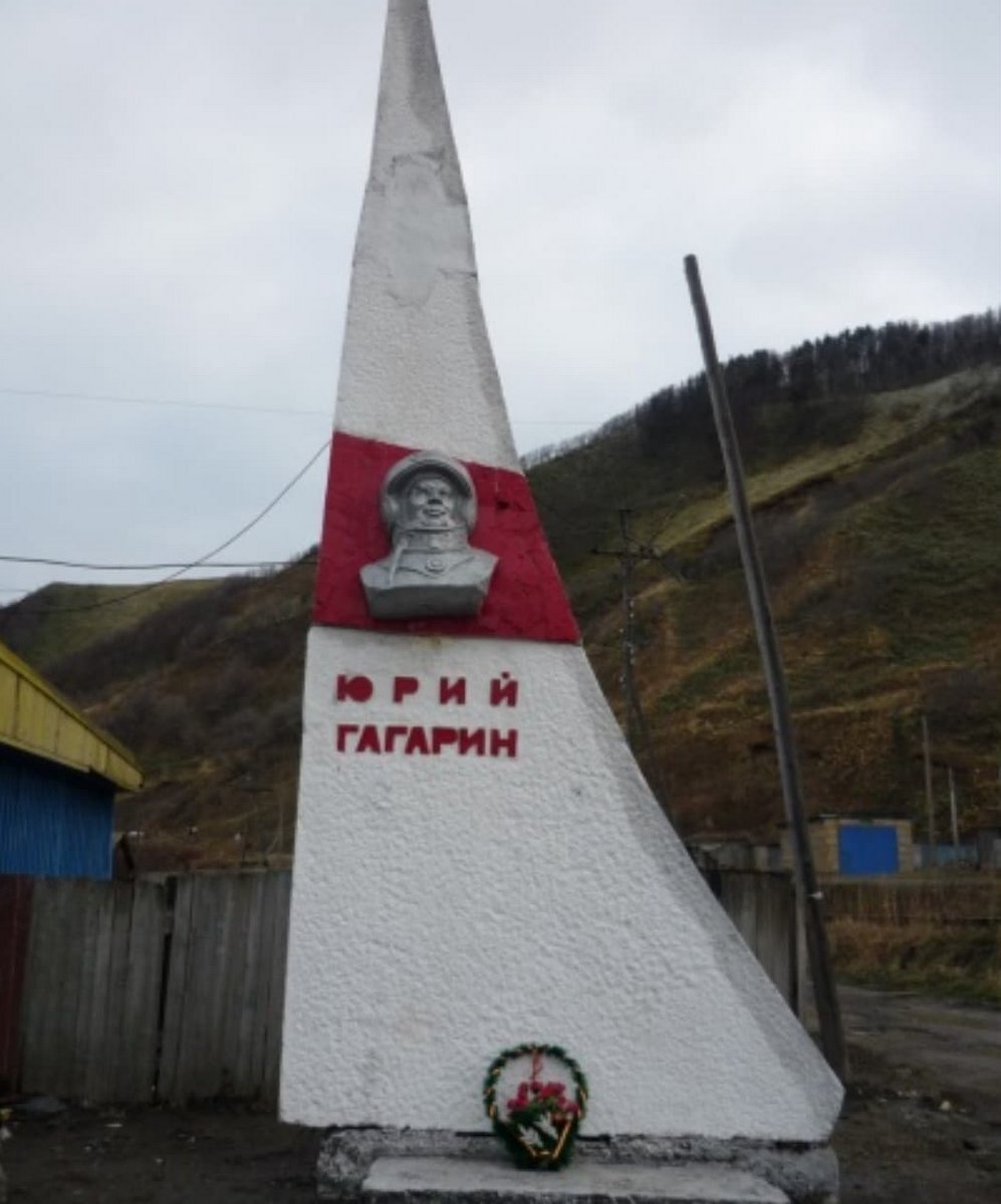 Разбитый памятник Гагарину бросили на берегу моря на Сахалине. Сахалин.Инфо