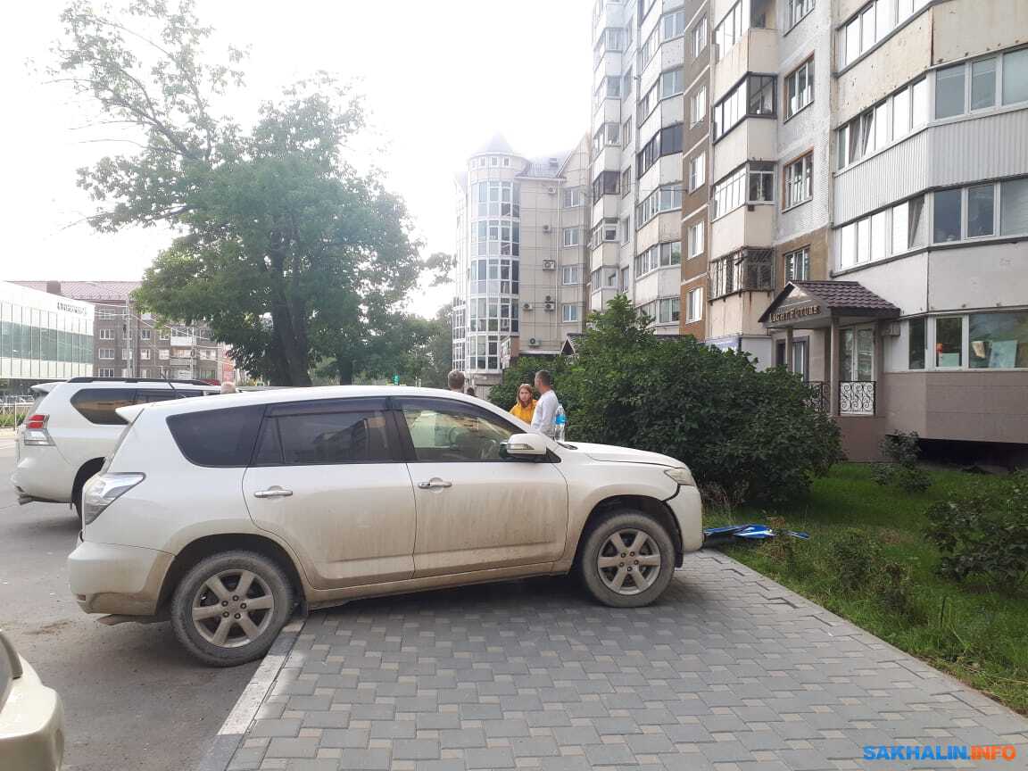 На Поповича в Южно-Сахалинске водитель въехал в два авто и покинул место  ДТП. Сахалин.Инфо