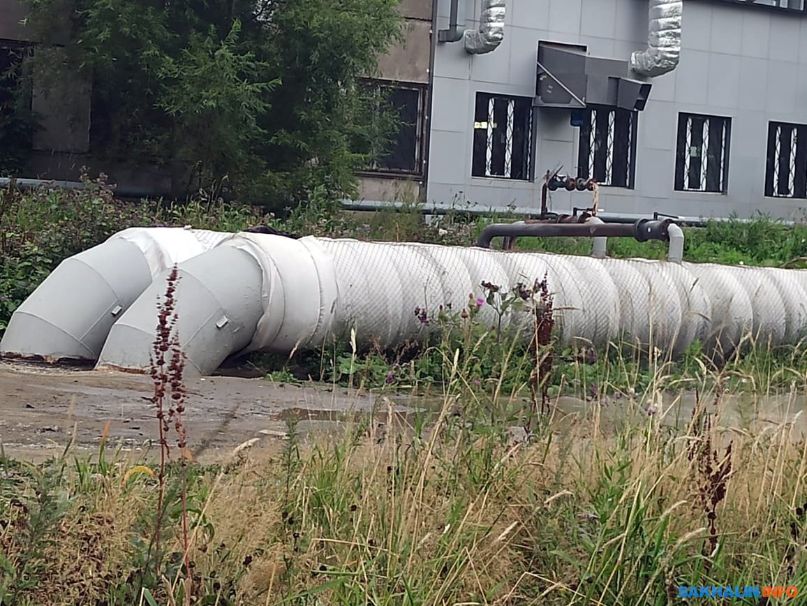 По Бумажной в Южно-Сахалинске течет горячая вода. Сахалин.Инфо