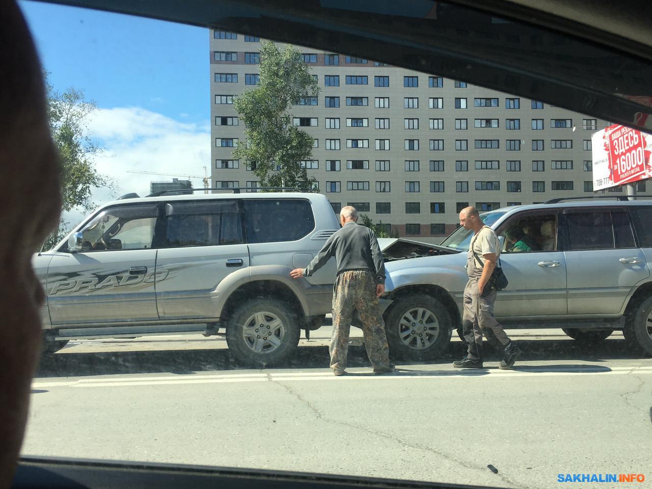 Четыре машины собрались в аварийную гармошку в Южно-Сахалинске. Сахалин.Инфо