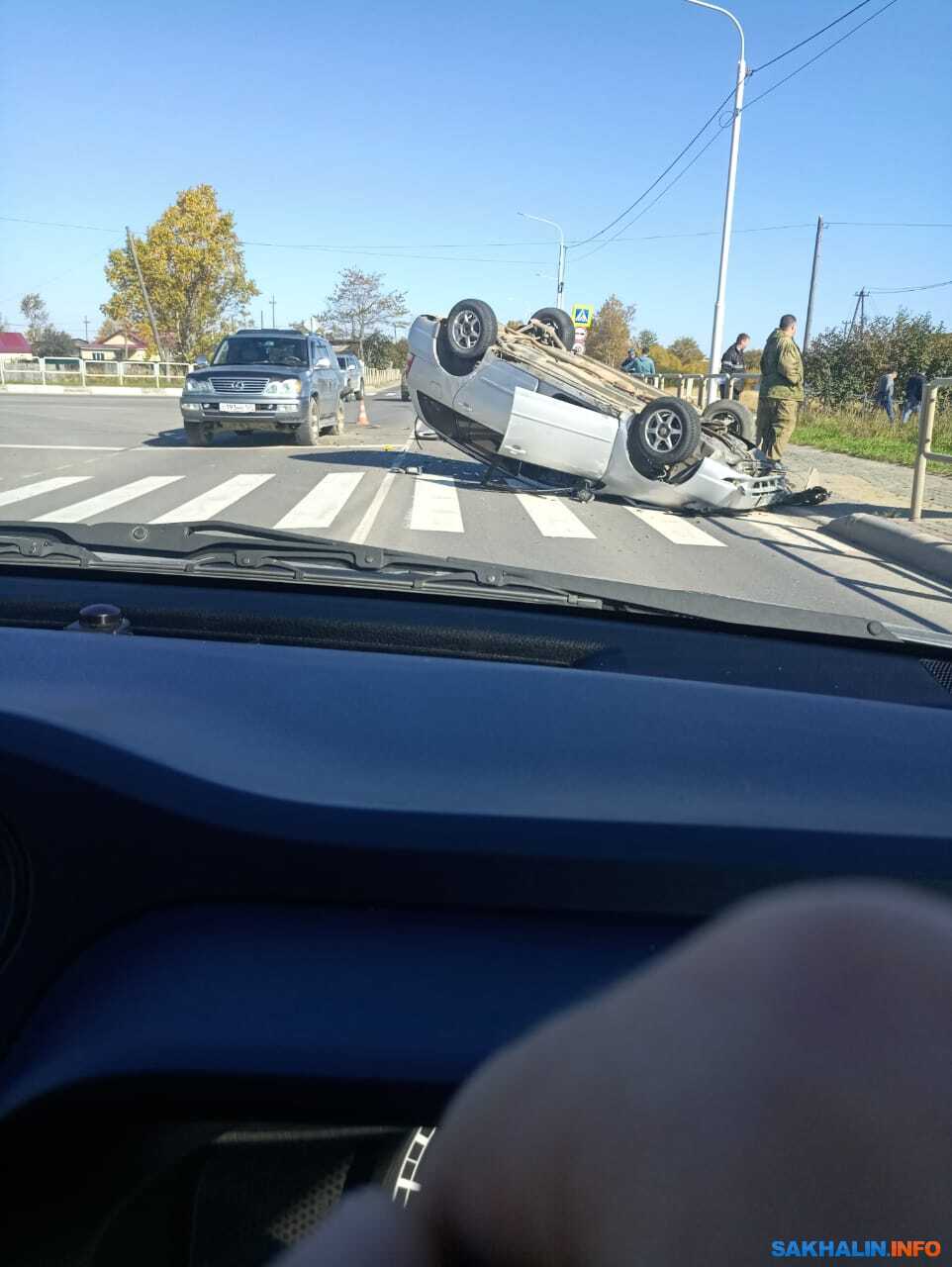 Автомобиль такси врезался во внедорожник и перевернулся в Ногликах.  Сахалин.Инфо