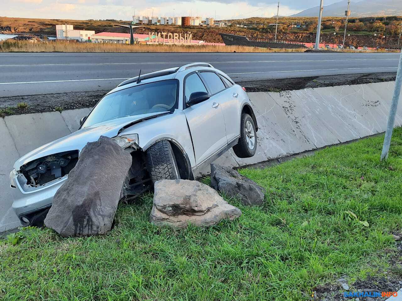 Валун остановил летящий в кювет Infiniti в Китовом. Сахалин.Инфо